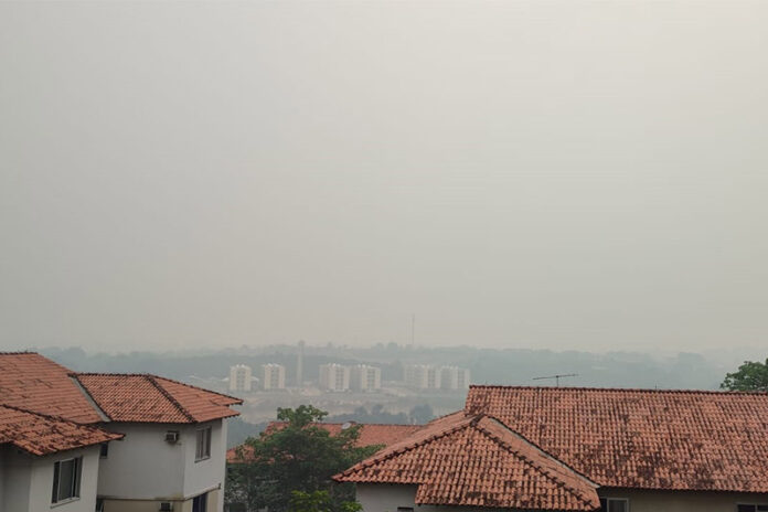 Pelo segundo dia seguido, Manaus amanhece encoberta por fumaça de queimadas.