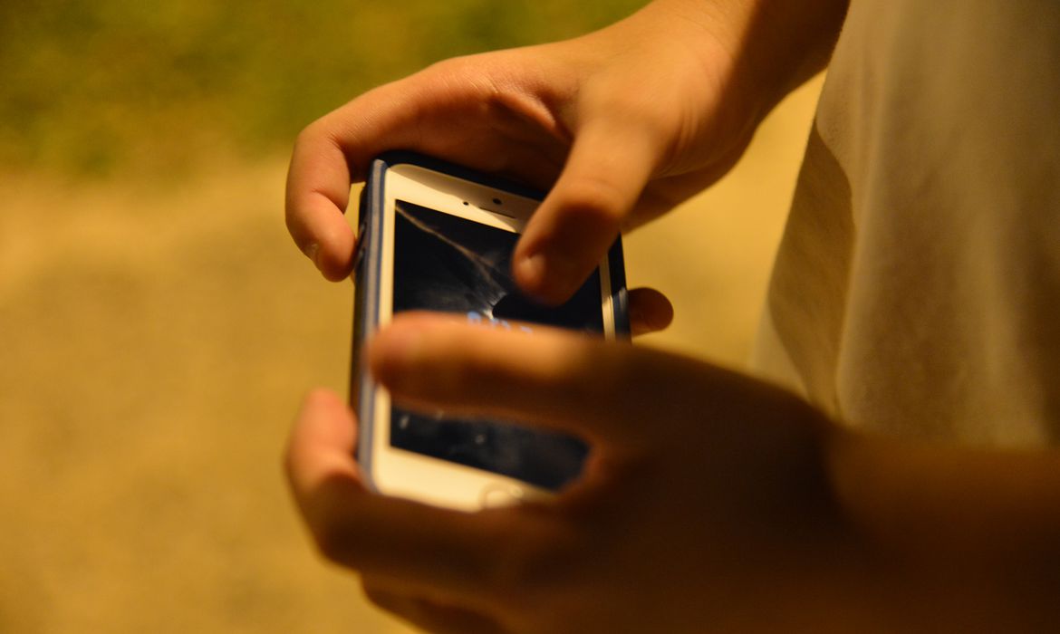 Com o aumento do uso da internet por adolescentes o compartilhamento de fotos íntimas se tornou um perigo para muitos jovens que não medem os riscos dessa exposição.