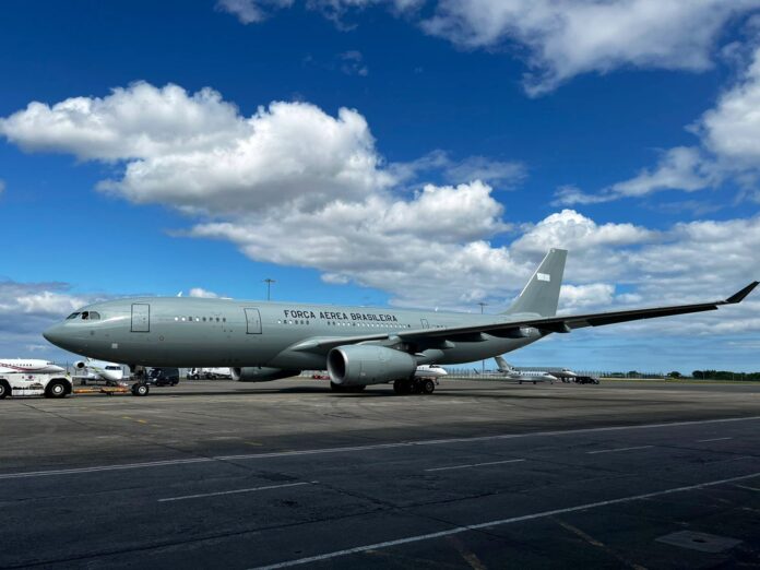 Avião do modelo KC-30 da Força Aérea Brasileira, mesmo modelo enviado para levar insumos para a Faixa de Gaza.