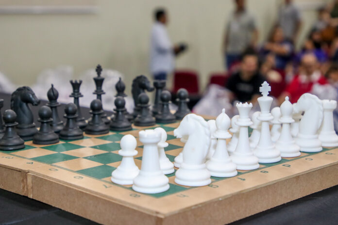 Kits de xadrez entregues pela Prefeitura de Manaus a escolas municipais.