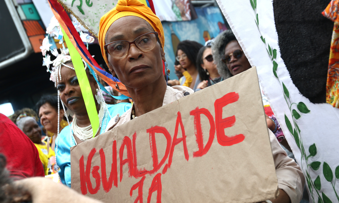 Mulheres são 60% das vítimas de racismo na internet.