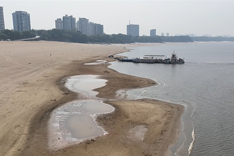 Praia da Ponta Negra, com o nível do Rio Negro baixo devido à seca.