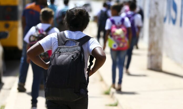 Crianças saindo de escola na Estrutural, no Distrito Federal