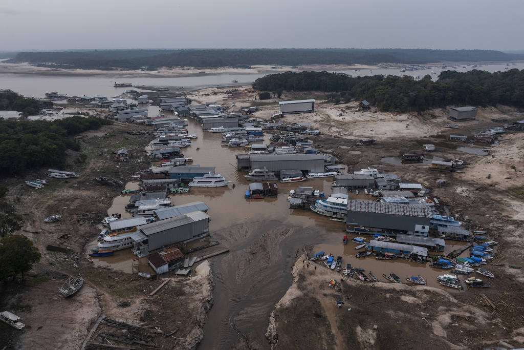 Marina do Davi, em Manaus, durante a severa seca que afetou o Rio Negro e demais rios da Amazônia.