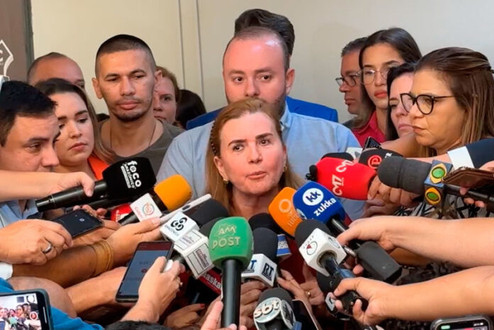 Yara Lins concedeu entrevista na saída da Delegacia Geral de Polícia Civil, onde formalizou denúncia contra o colega Ari Moutinho Júnior (Foto: Reprodução)