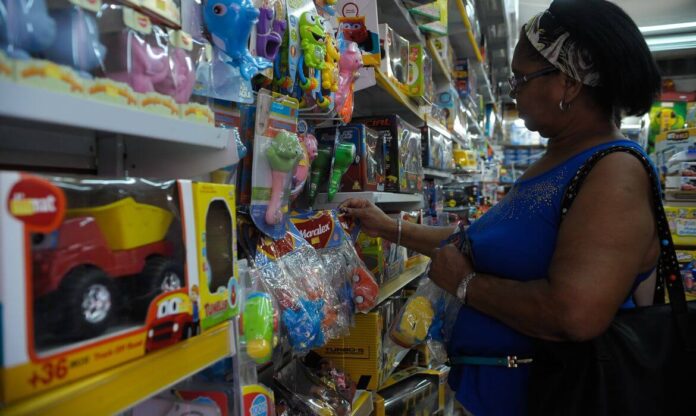 Um levantamento de preços em online, focado no Dia das Crianças, revelou variações de até 251% nos valores de 100 brinquedos.