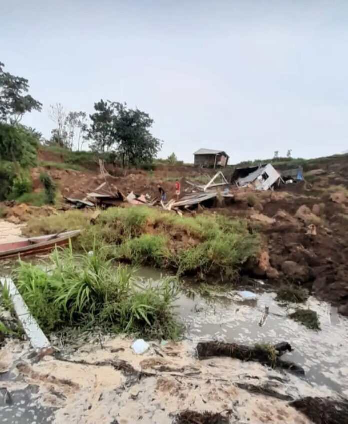 Um deslizamento de terra em Barreirinha, resultou na destruição de quatro casas essa semana, mas não causou vítimas fatais.