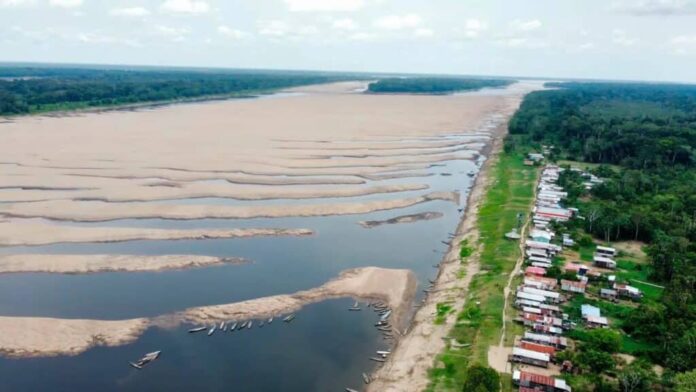 A seca histórica no Amazonas ameaça parar fábricas no polo industrial de Manaus, onde a produção está concentrada.