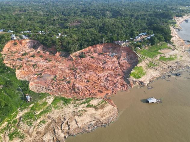 A seca extrema pode ter contribuído para o desmoronamento de terra que resultou na destruição de uma vila no interior do Amazonas.