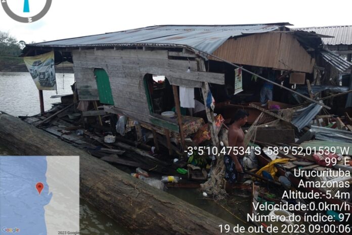 Deslizamento de terra atingiu um flutuante na Costa do Tabocal, na margem direita do Rio Amazonas, no interior de Urucurituba.
