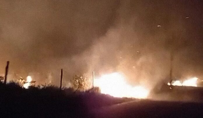 Um morador da comunidade Novo Céu, na estrada próximo da sede de Autazes, filmou os diversos pontos de fogo na mata.
