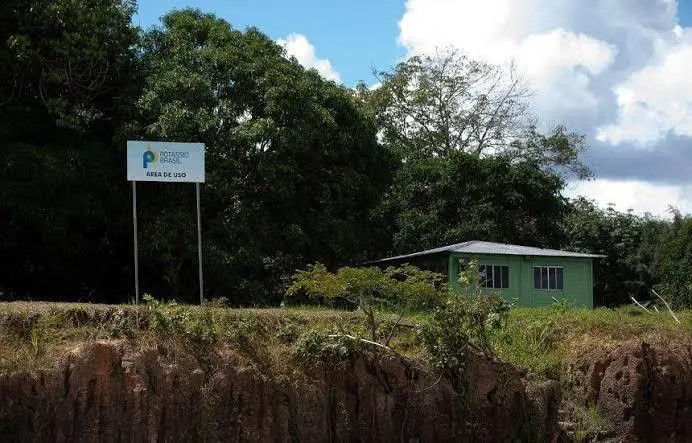 A competência para conceder licenciamento ambiental para a exploração da mina de potássio no município de Autazes é estadual, do Amazonas.