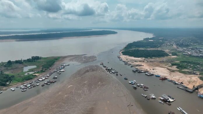 A severa seca pôs em situação crítica a navegabilidade e transporte de petróleo que sai da bacia de Urucu.
