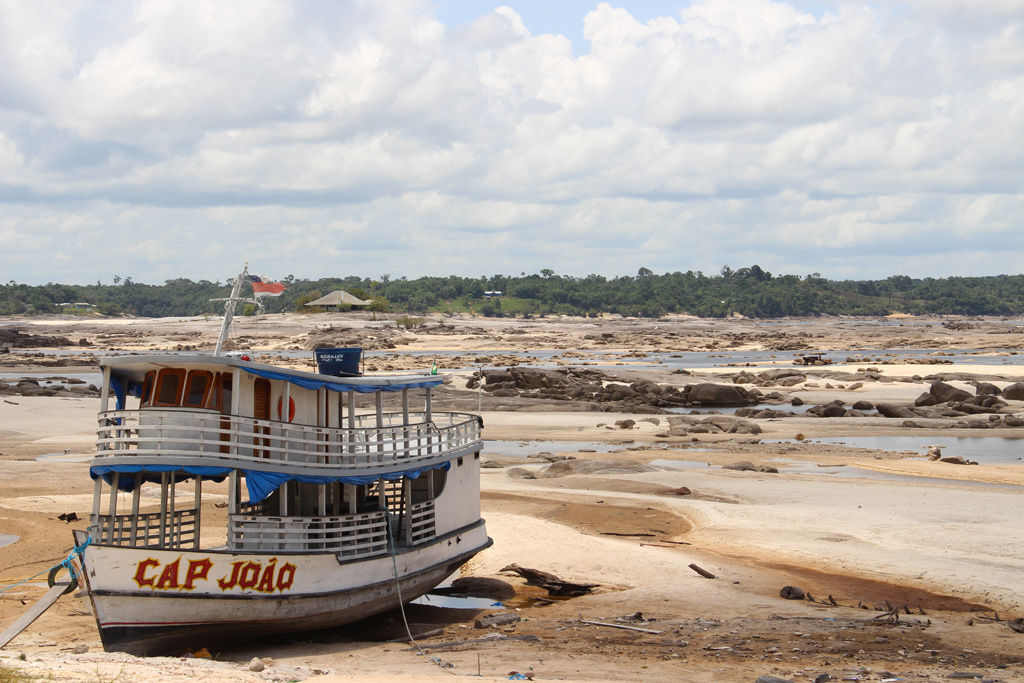 Rio Negro completamente seco em São Gabriel da Cachoeira (AM)