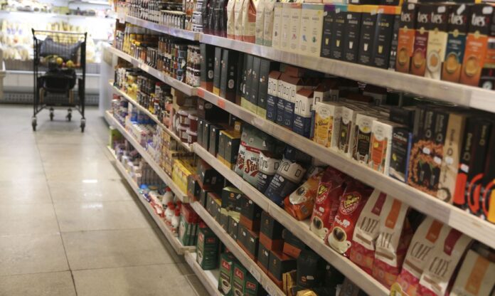 Supermercado com vários produtos em Brasília. Rótulos das mercadorias são reguladas pela Anvisa.