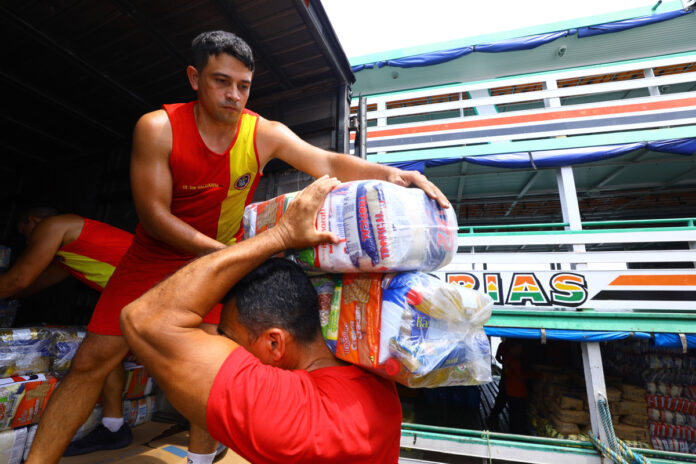 Entrega de cestas básicas à vitimas da seca no Amazonas.