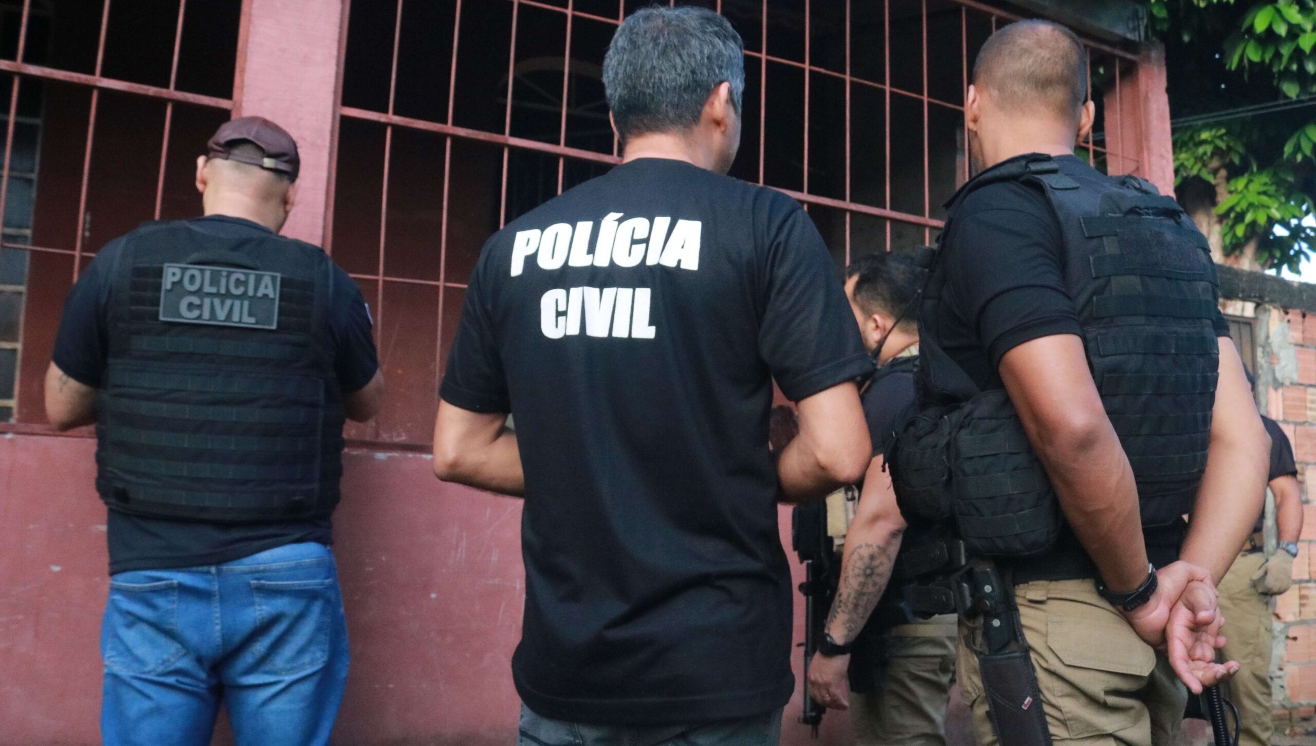 Policiais civis em investigação de assaltos a residências.