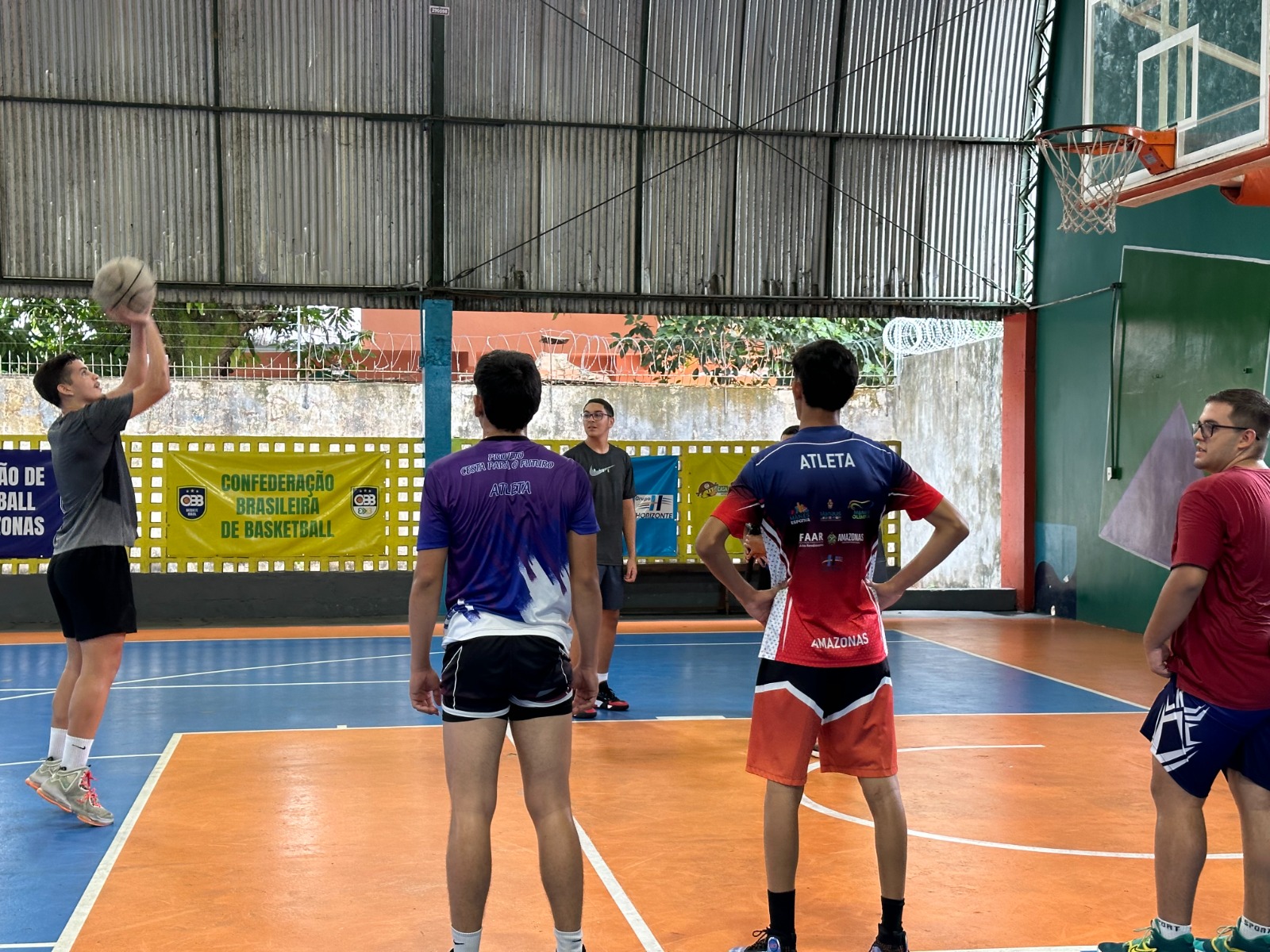 Aulas de basquete gratuitas são oferecidas a crianças e jovens.