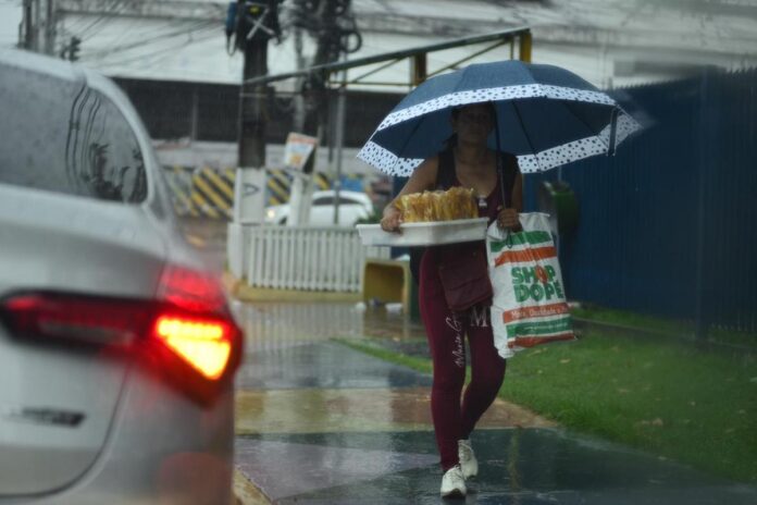 Após dias de tempo seco e com fumaça de incêndios florestais, Manaus registrou chuva forte nesta quinta (23).