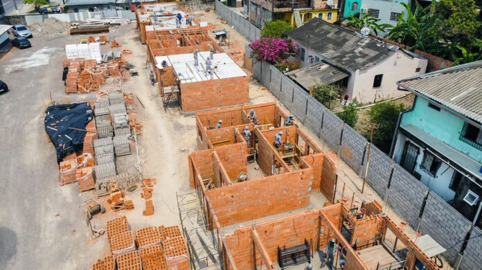 Casas do programa Amazonas Meu Lar em construção.