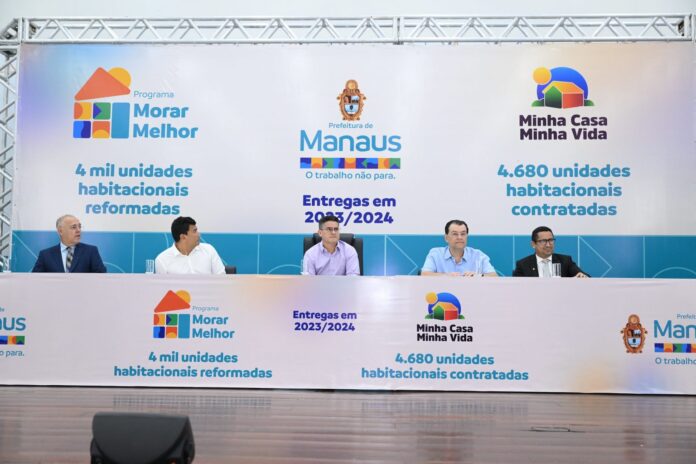 Prefeito de Manaus, David Almeida (AVANTE), o senador Eduardo Braga (MDB) e demais autoridades compondo a mesa durante lançamento do programa.