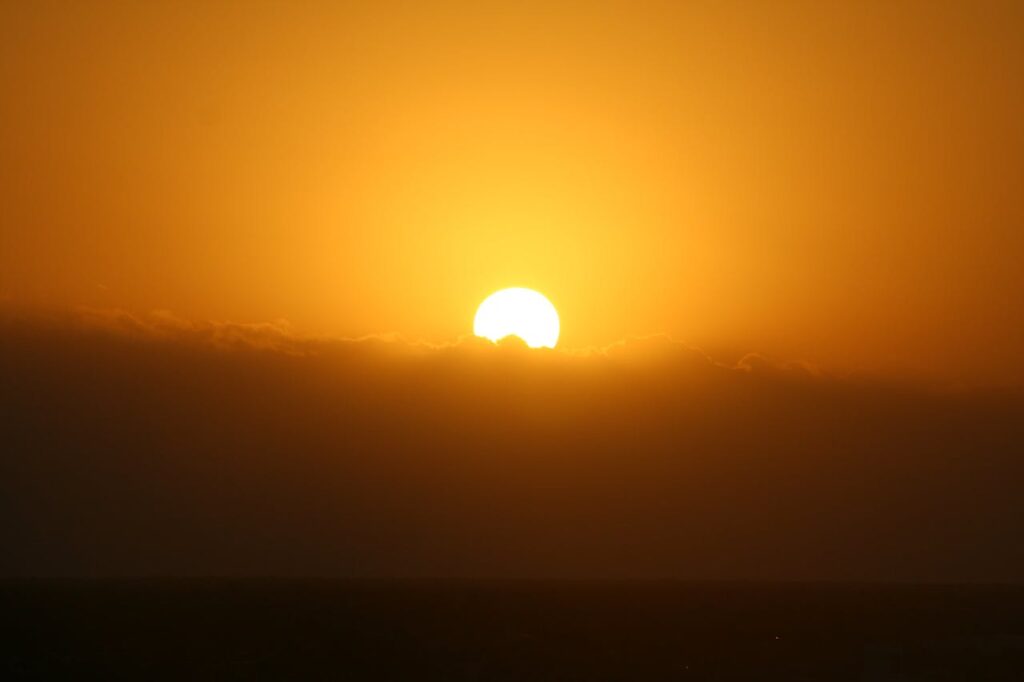 Sol atrás da montanha