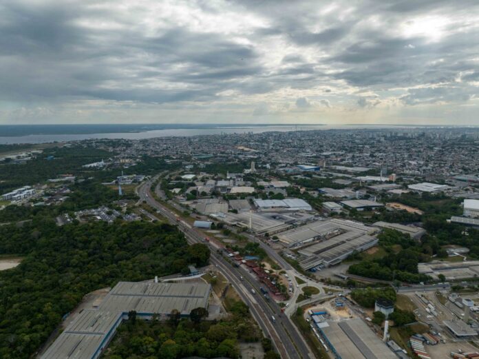 Polo Industrial de Manaus, onde grande parte do PIB do estado é produzido.