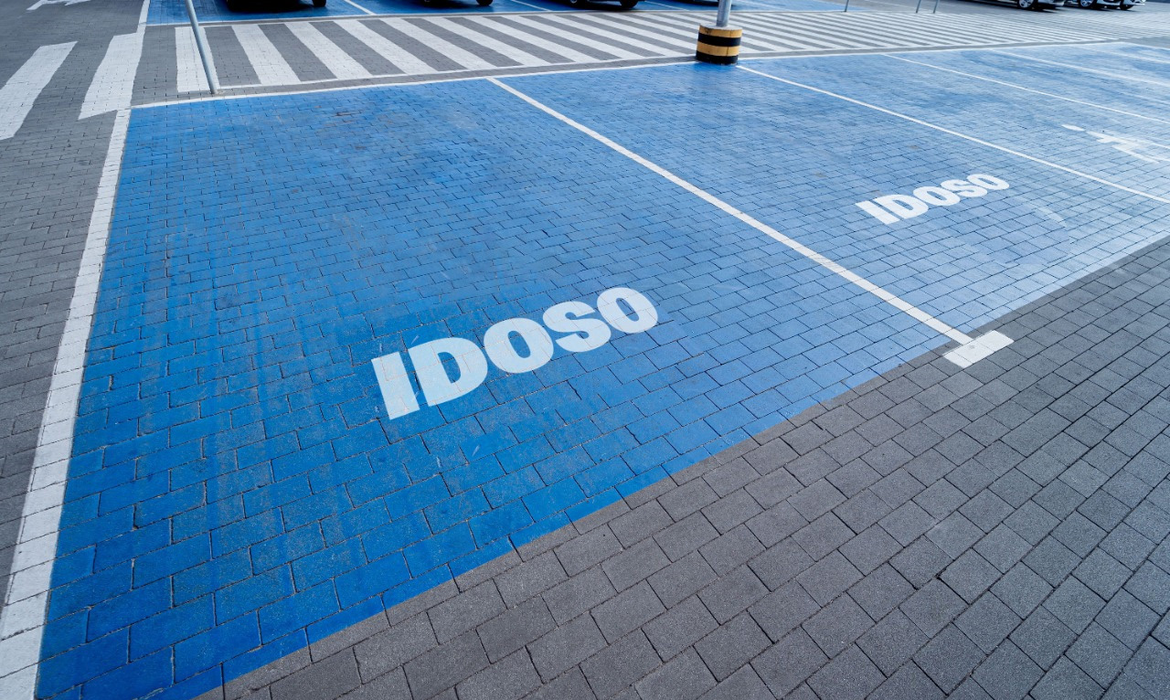 Condutores idosos agora podem solicitar credencial para estacionamento preferencial pelo celular.