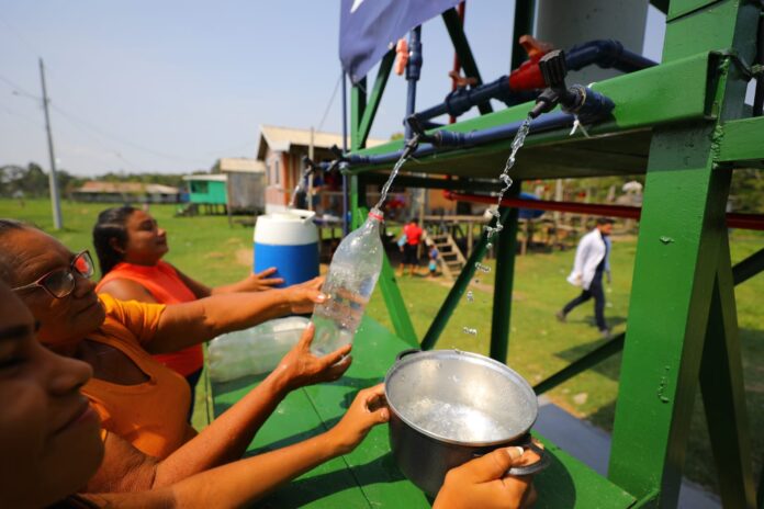 Comunidades ribeirinhas de Parintins recebem do Estado sistemas do “Água Boa” e 11 mil copos de água