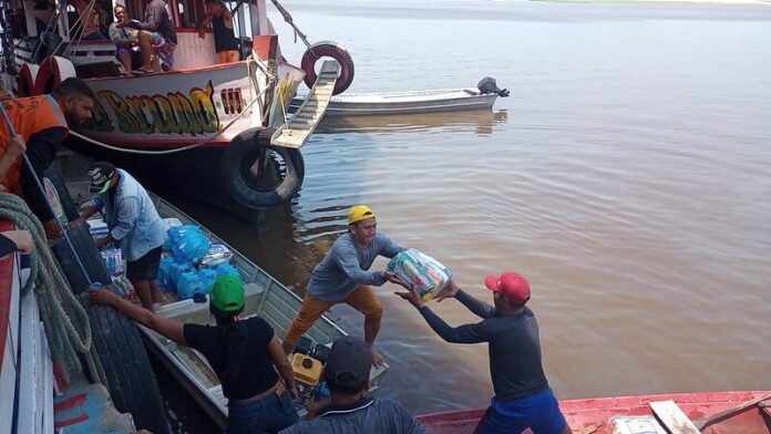 A Prefeitura de Manaus realizou, mais uma entrega de cestas básicas e água potável a dez comunidades ribeirinhas afetadas pela estiagem