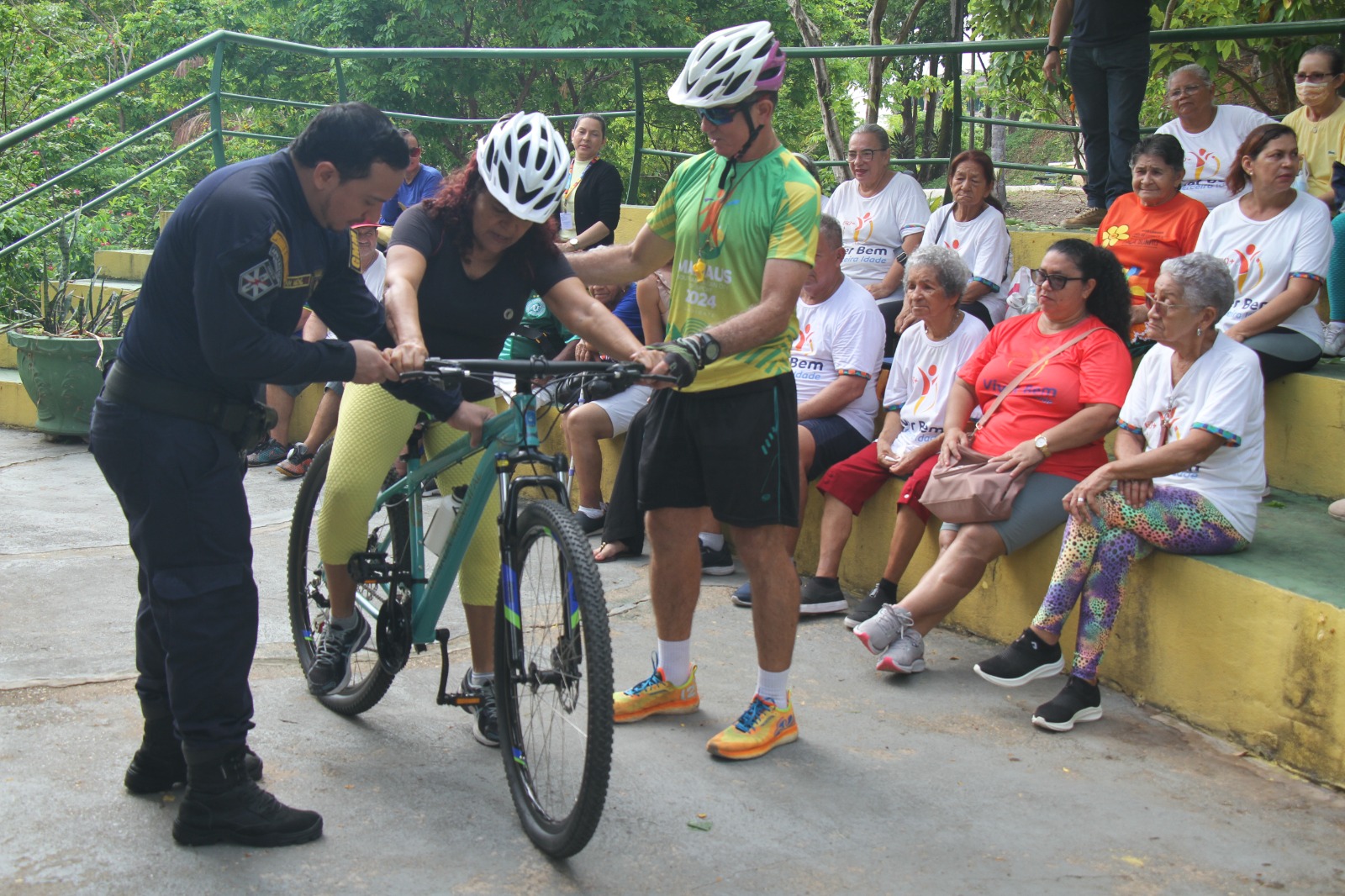 Idoso aprendendo a andar de bicicleta em projeto em Manaus