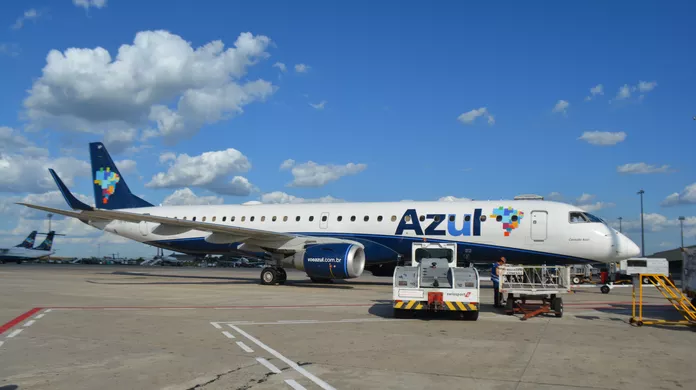 Avião da Azul, empresa denunciada por preços abusivos.