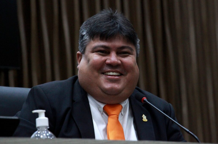 A jornalista Cynthia Blink apresentou uma denúncia contra Nilson Buzaglo Júnior, assessor do vereador David Reis.