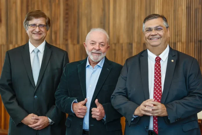 Lula entre Paulo Gonet (à esquerda), indicado para PGR, e Flávio Dino, indicado ao STF.