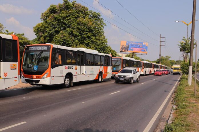 O prefeito David Almeida entregou mais 15 ônibus que irão atender os usuários do transporte público da cidade.