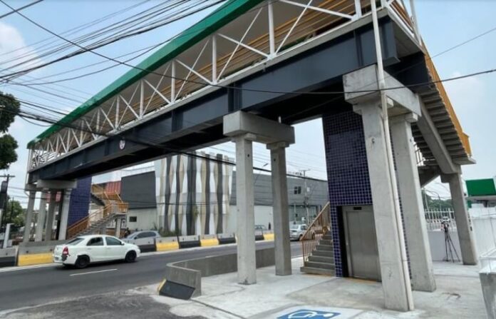 O prefeito de Manaus, David Almeida inaugurou a passarela na avenida Ephigênio Salles, situada no bairro Aleixo.