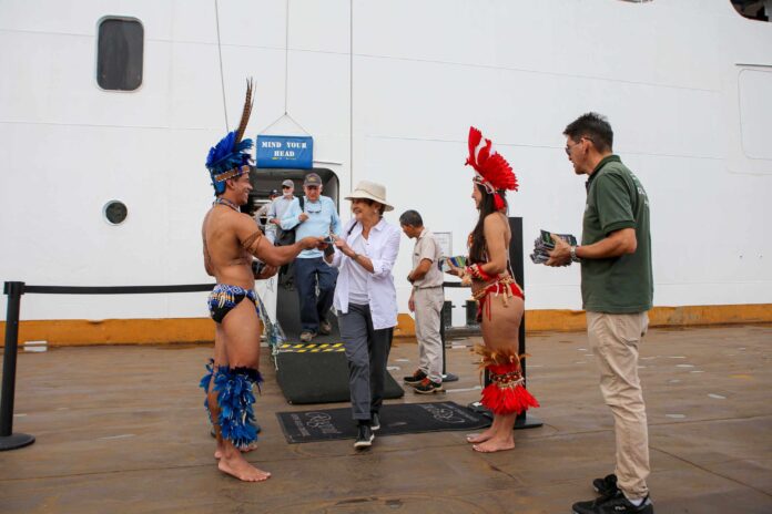O navio ‘Seven Seas Mariner’ atracou em Manaus trazendo a bordo 1224 cruzeiristas, em sua maioria norte-americanos.