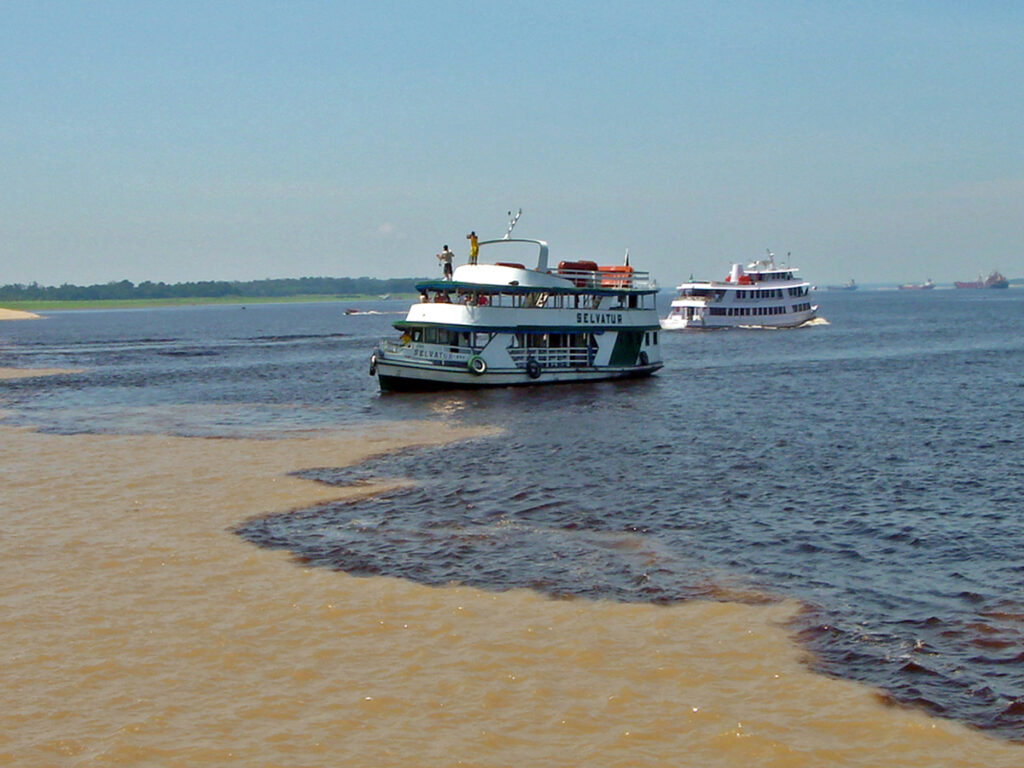 Passeios de barco no Encontro das águas são comuns. 