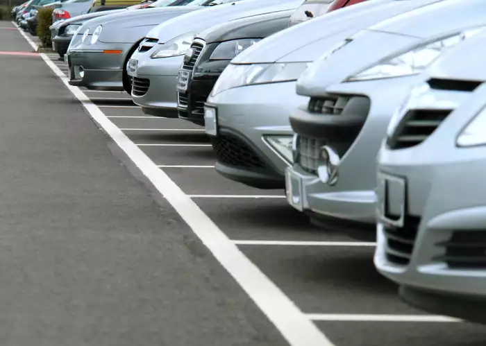 Com a nova lei, multa para o responsável que deixar uma criança sozinha no carro chega a 20 salários mínimos.