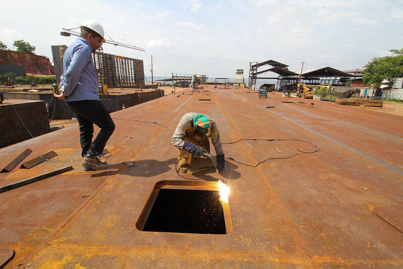 Trabalhadores da prefeitura durante construção do píer no Centro da cidade.