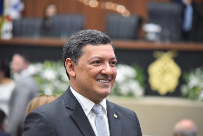 Deputado Felipe Souza, autor do projeto de lei que remove David Almeida dos benefícios a ex-governadores.