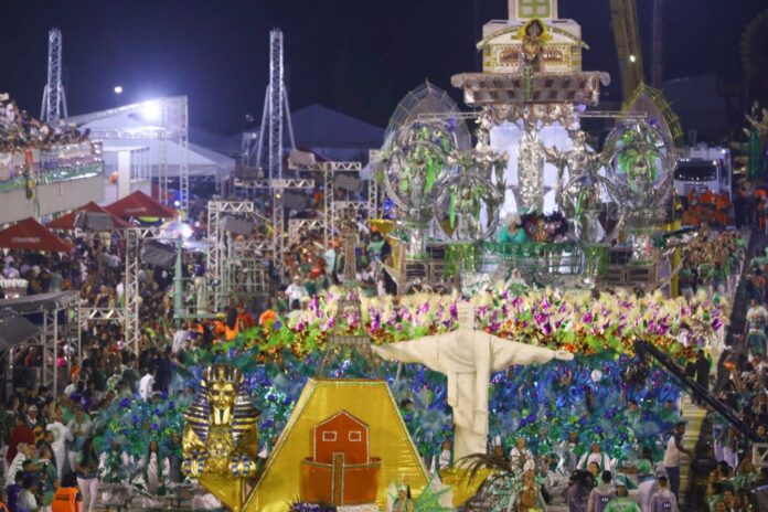 O ponto alto do carnaval em Manaus é o desfile das escolas de samba do Grupo Especial.