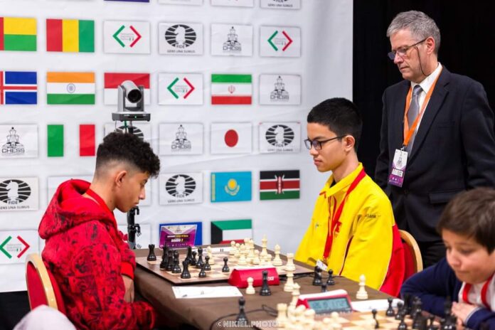 O enxadrista Suan Lira, em partida de xadrez contra adversário chinês.