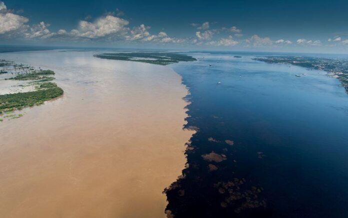 O encontro do rio Negro e rio Solimões, em Manaus.