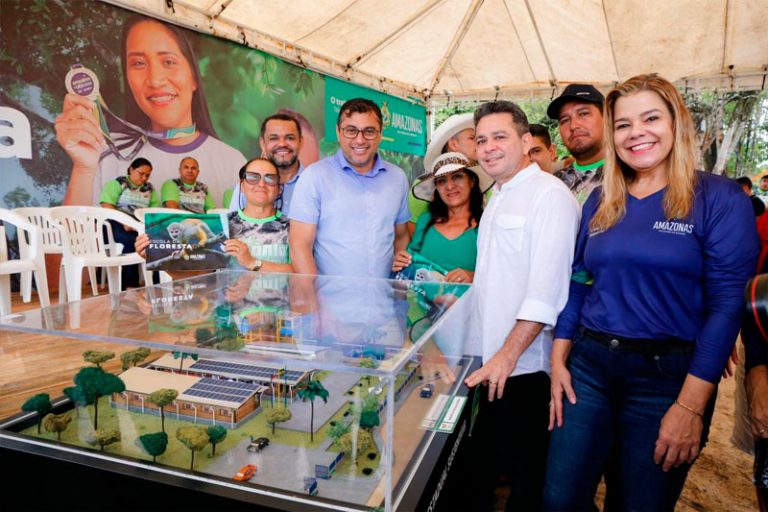 Entrega do projeto da primeira Escola da Floresta.