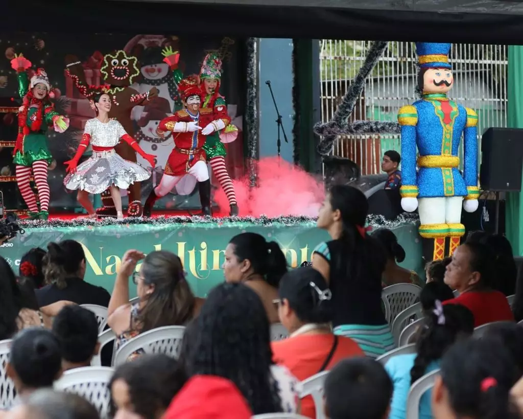 Apresentação do espetáculo "A Fantástica História do Biscoito de Natal", em Manaus. 