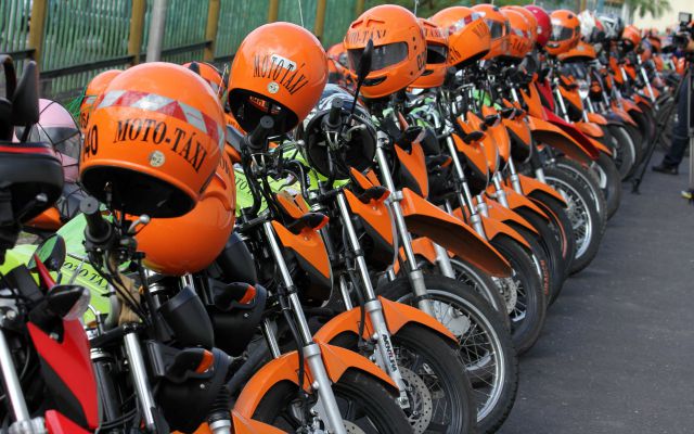 Mototaxistas receberão EPIs como capacetes e coletes, além da isenção de taxas de cursos obrigatórios do Detran.