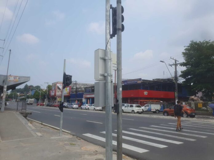 Um dos novos semáforos inteligentes instalados pelo IMMU.