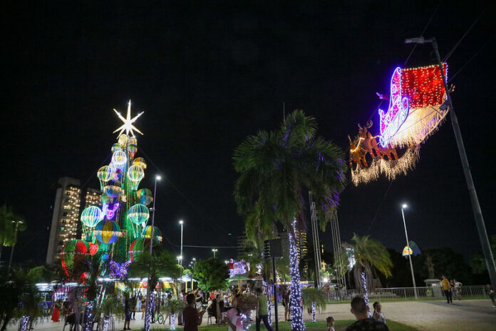 David Almeida, inaugurou mais uma atração do Natal das Águas para a cidade de Manaus - a nova tirolesa natalina.