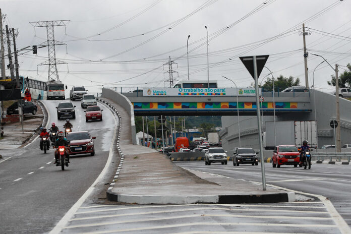 O recém-inaugurado viaduto Prefeito José Fernandes, na intersecção da Av. José Lindoso com a Rua Barão do Rio Branco, Parque das Laranjeiras, Flores.